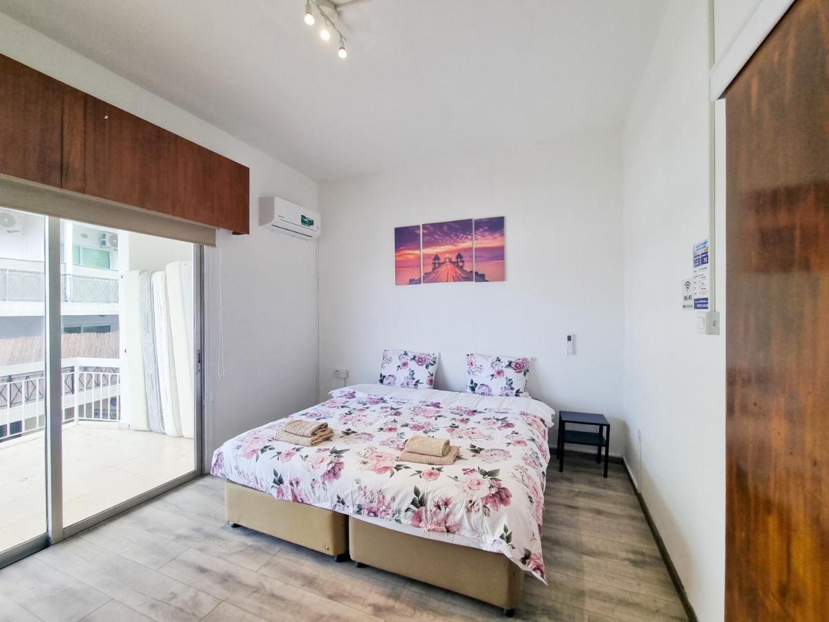 Citycenter Rooms Next To The Beach Larnaca Exterior photo
